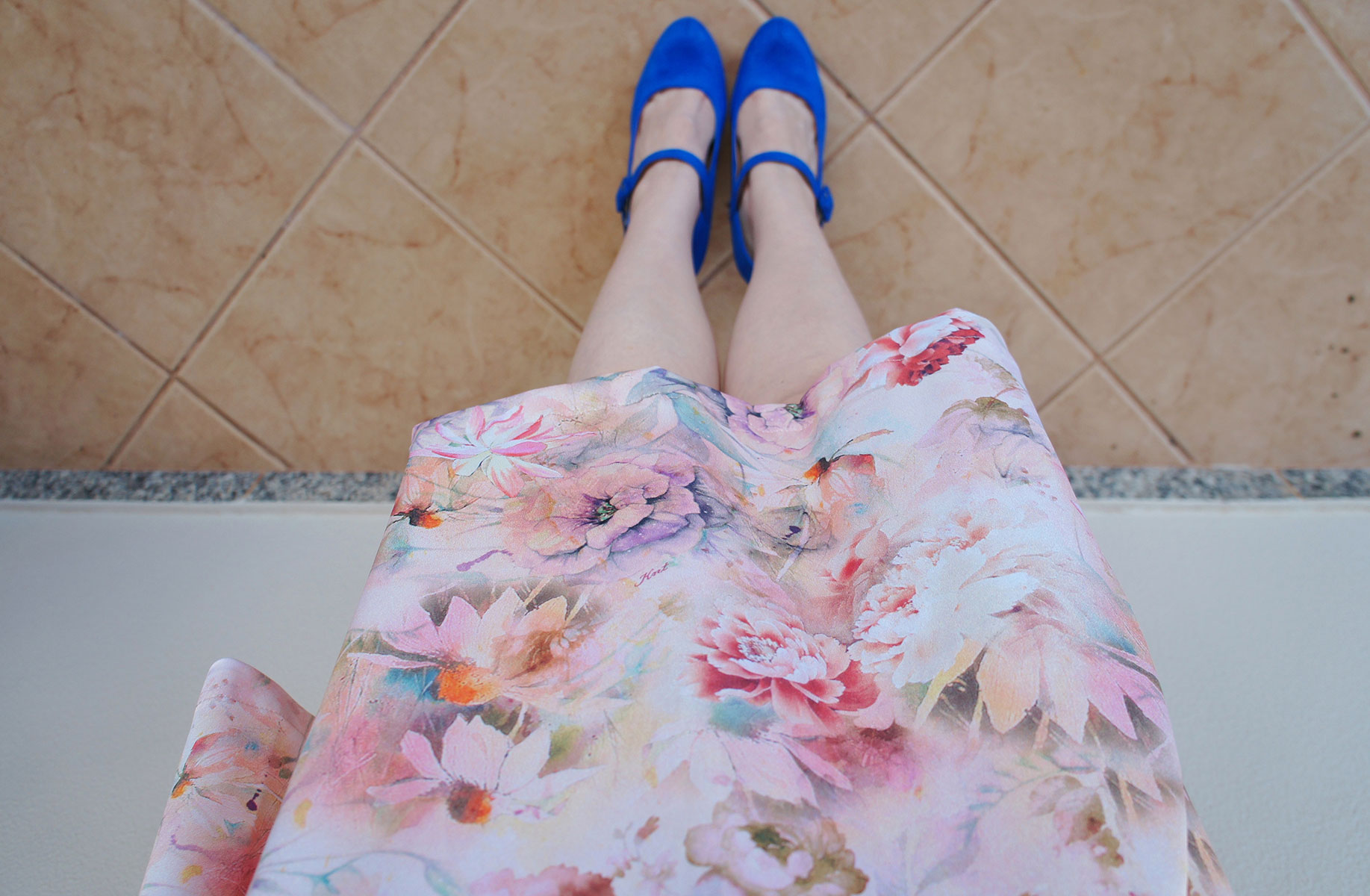 Look Vestido Florido e Sapato Azul